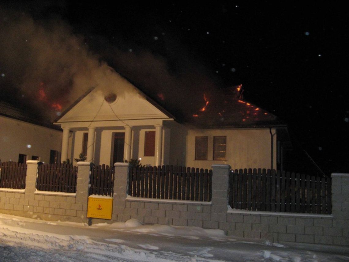 Pożar domu - hydranty zamarznięte, drogi zasypane