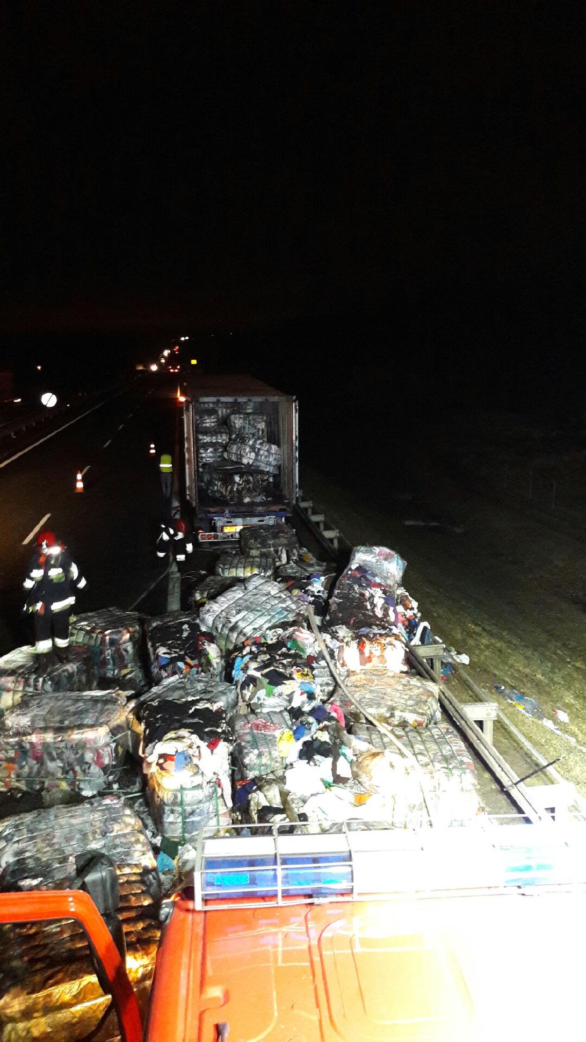Pożar na A1. Spłonęły bele z używaną odzieżą! Pożar na A1. Spłonęły bele z używaną odzieżą!