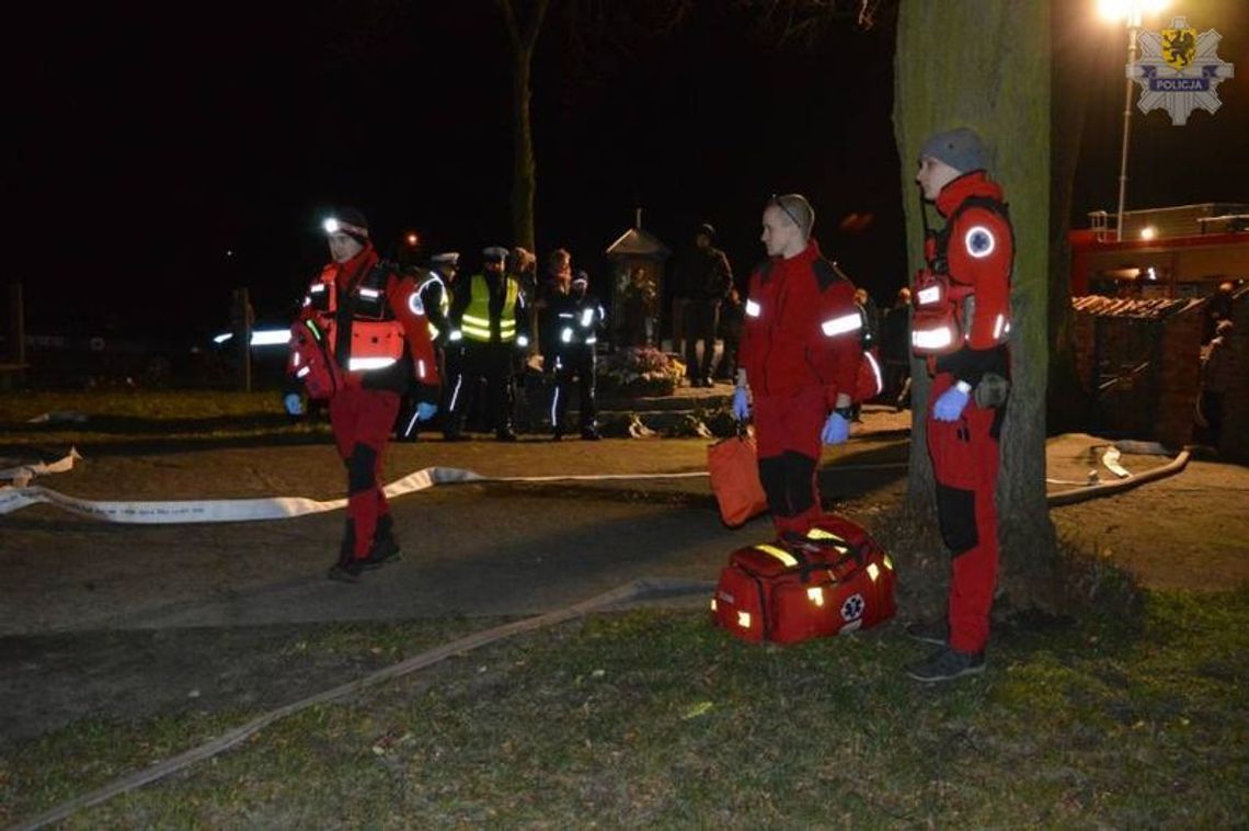 Pożar parafii w Piekle - ćwiczenia sztumskich policjantów i strażaków Pożar parafii w Piekle - ćwiczenia sztumskich policjantów i strażaków