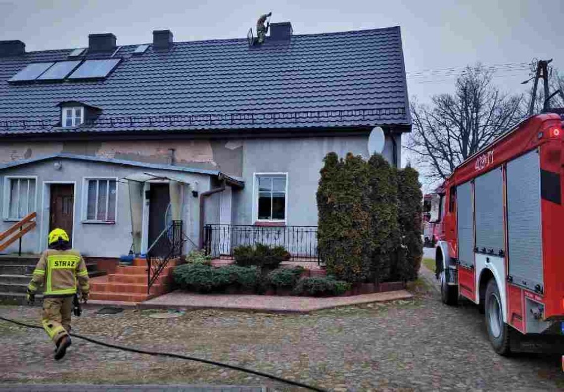 Pożar sadzy w przewodzie kominowym. Strażacy przypominają o czyszczeniu kominów!