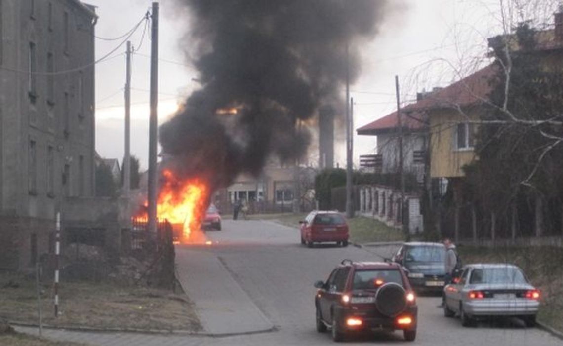 Pożar - samochód płonął jak pochodnia Pożar - samochód płonął jak pochodnia