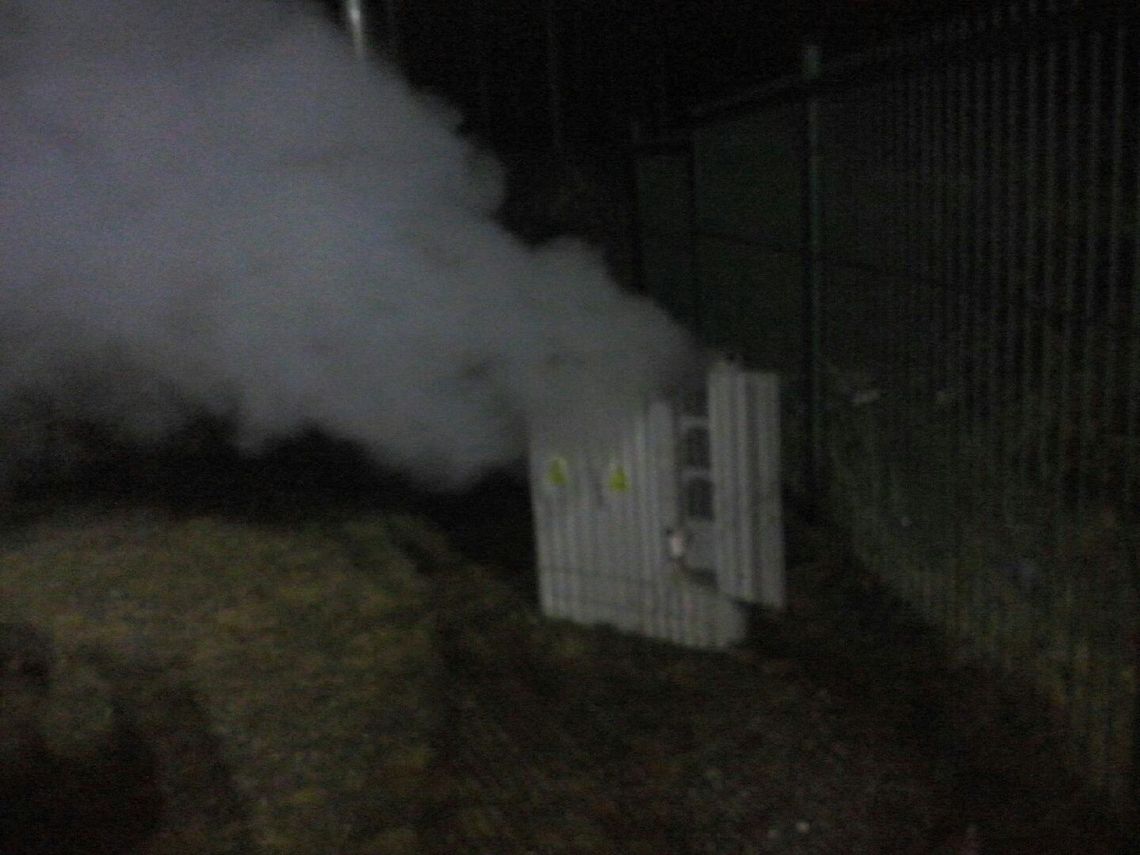 Pożar skrzynki elektrycznej przy ul. Ceglarskiej. Dym i iskry Pożar skrzynki elektrycznej przy ul. Ceglarskiej. Dym i iskry