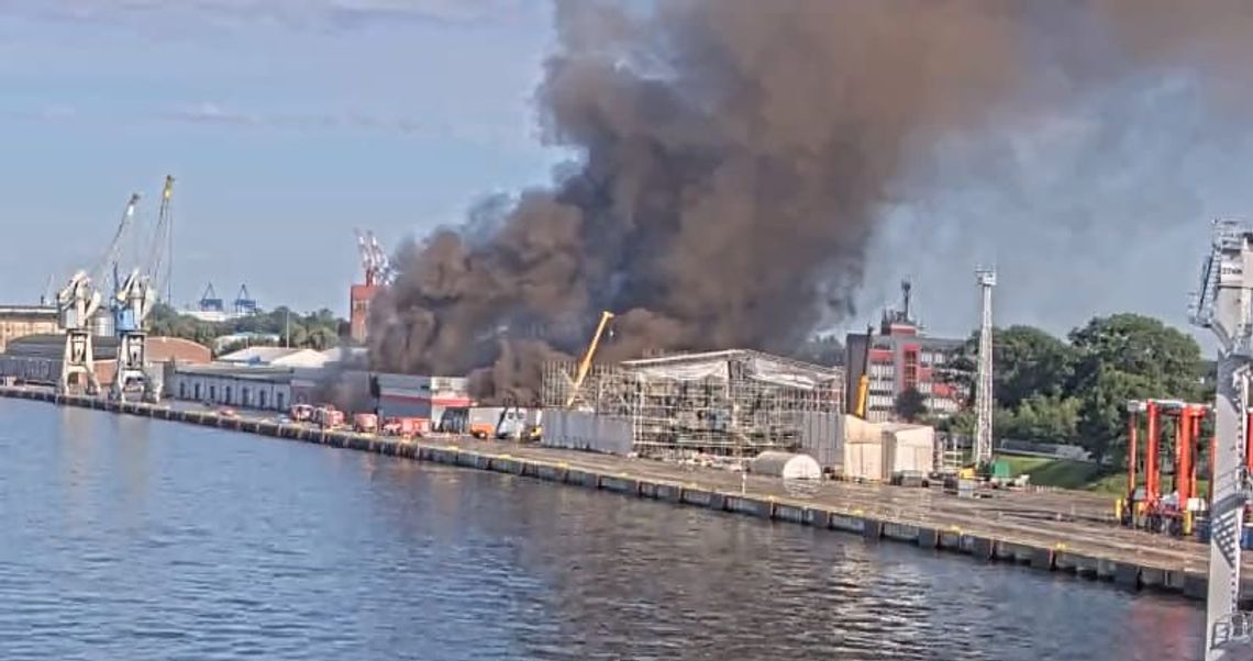 Pożar w Gdańsku. Służby apelują o nie wychodzenie na plaże