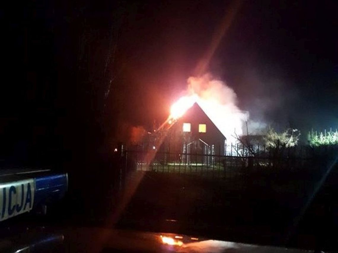 Pożar w Marezie. Dach budynku spłonął całkowicie, mieszkańców na czas ewakuowano.