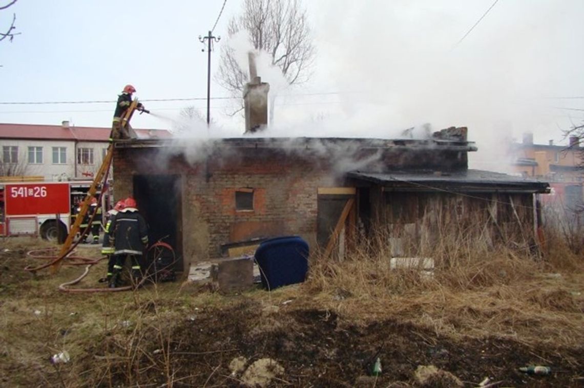 Pożar z piecyka. Mieszkaniec zdążył uciec przed płomieniami Pożar z piecyka. Mieszkaniec zdążył uciec przed płomieniami
