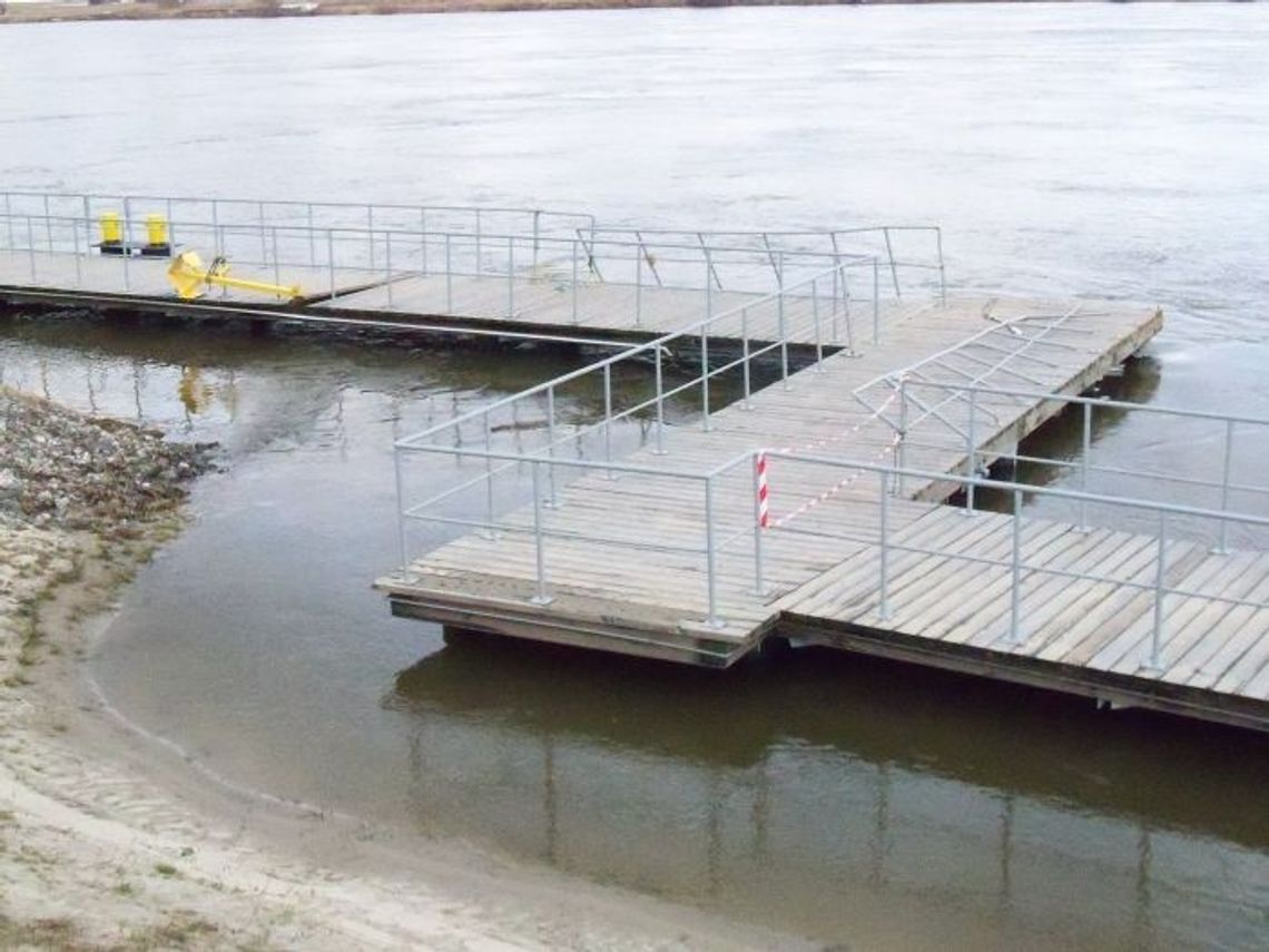 Poziom Wisły poniżej stanu ostrzegawczego. Są szkody na przystani... Poziom Wisły poniżej stanu ostrzegawczego. Są szkody na przystani...