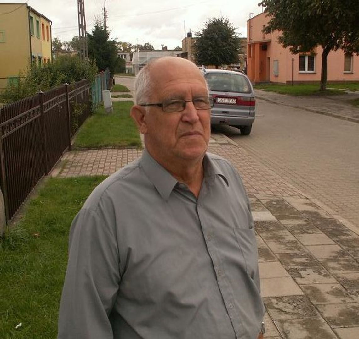 Pozostał niechlujny podjazd i kałuże Pozostał niechlujny podjazd i kałuże