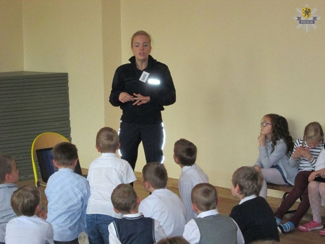 Pozwól do siebie dojechać - akcja policji w szkole w Straszynie Pozwól do siebie dojechać - akcja policji w szkole w Straszynie