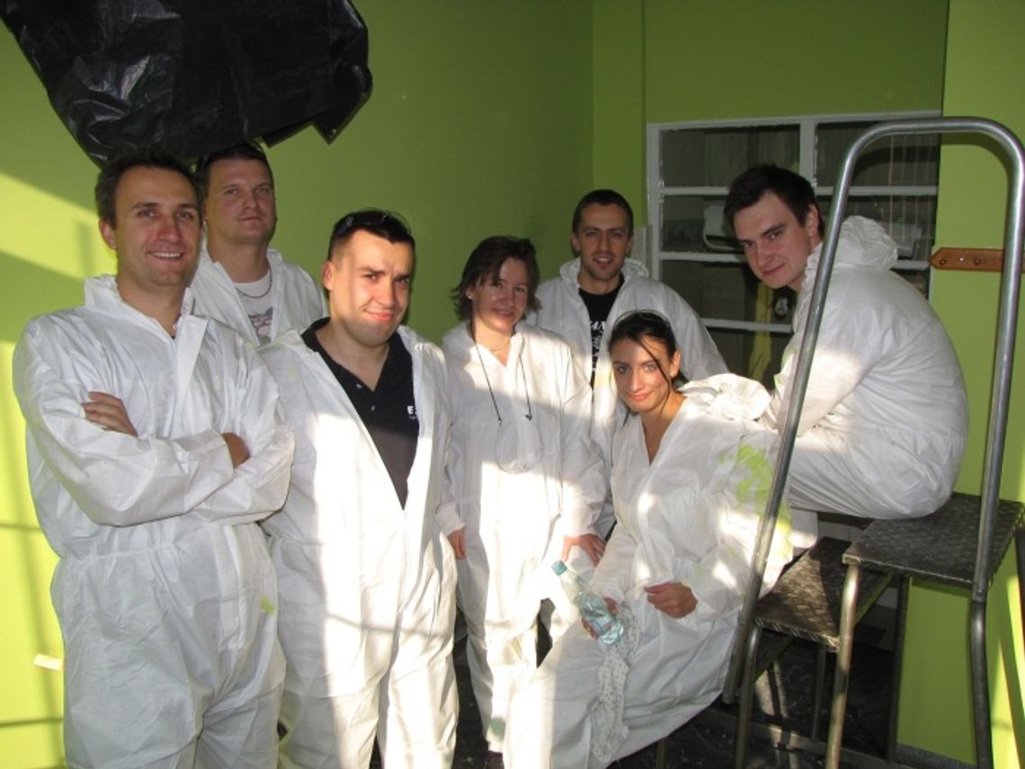 Pracownicy firmy Eaton malowali szpitalne sale oraz sadzili drzewka Pracownicy firmy Eaton malowali szpitalne sale oraz sadzili drzewka