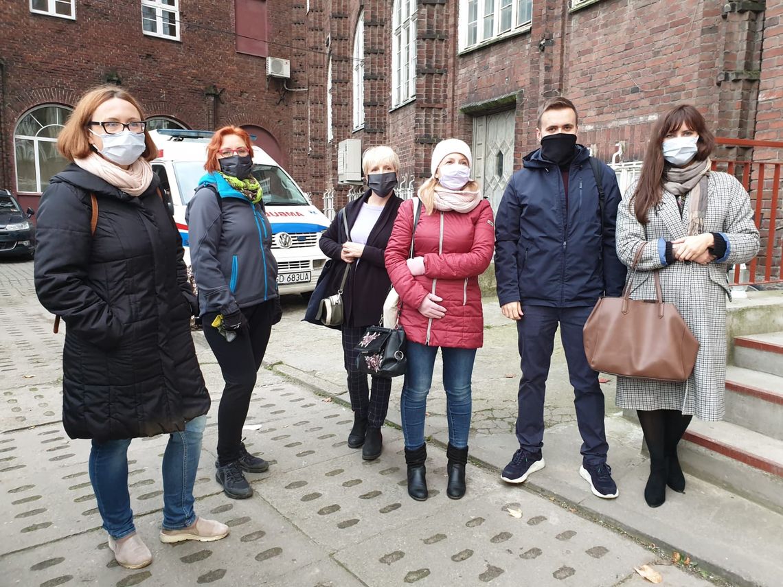 Pracownicy urzędu marszałkowskiego pomagają sanepidom w walce z koronawirusem 