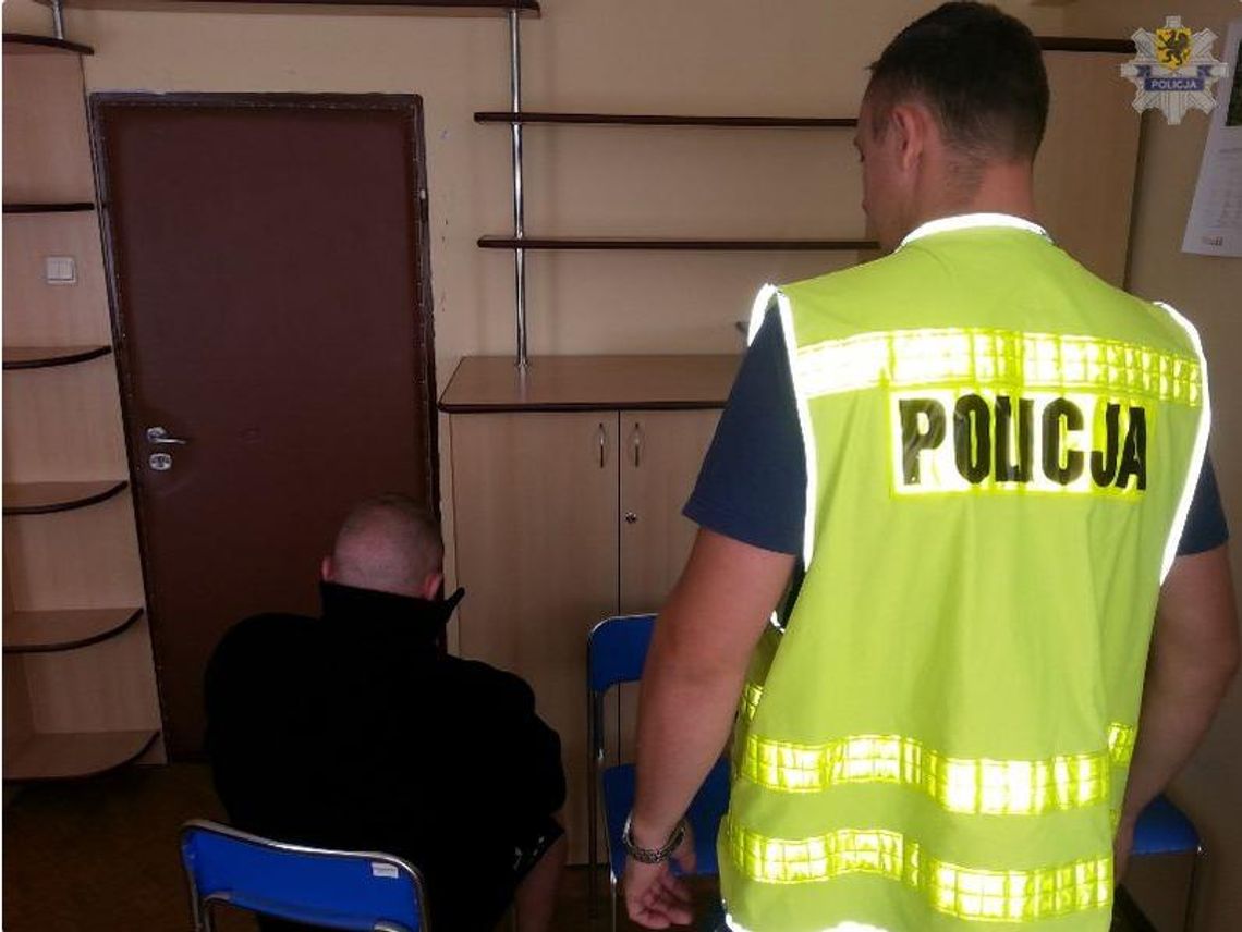 Prawie pół kilograma narkotyków w mieszkaniu! 25-latek zatrzymany Prawie pół kilograma narkotyków w mieszkaniu! 25-latek zatrzymany