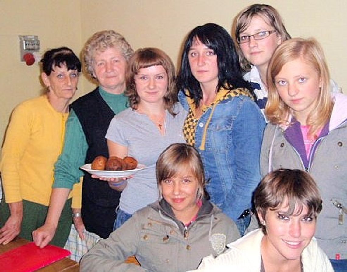 Prawie Szkoła Żon - gotują i haftują Prawie Szkoła Żon - gotują i haftują