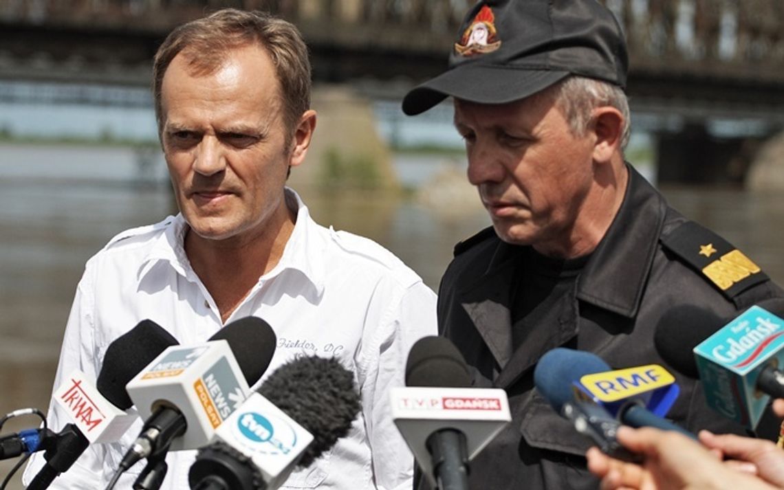 Premier Tusk na bulwarze - oglądał drugą falę na Wiśle. Obiecał pomoc w walce z komarami Premier Tusk na bulwarze - oglądał drugą falę na Wiśle. Obiecał pomoc w walce z komarami