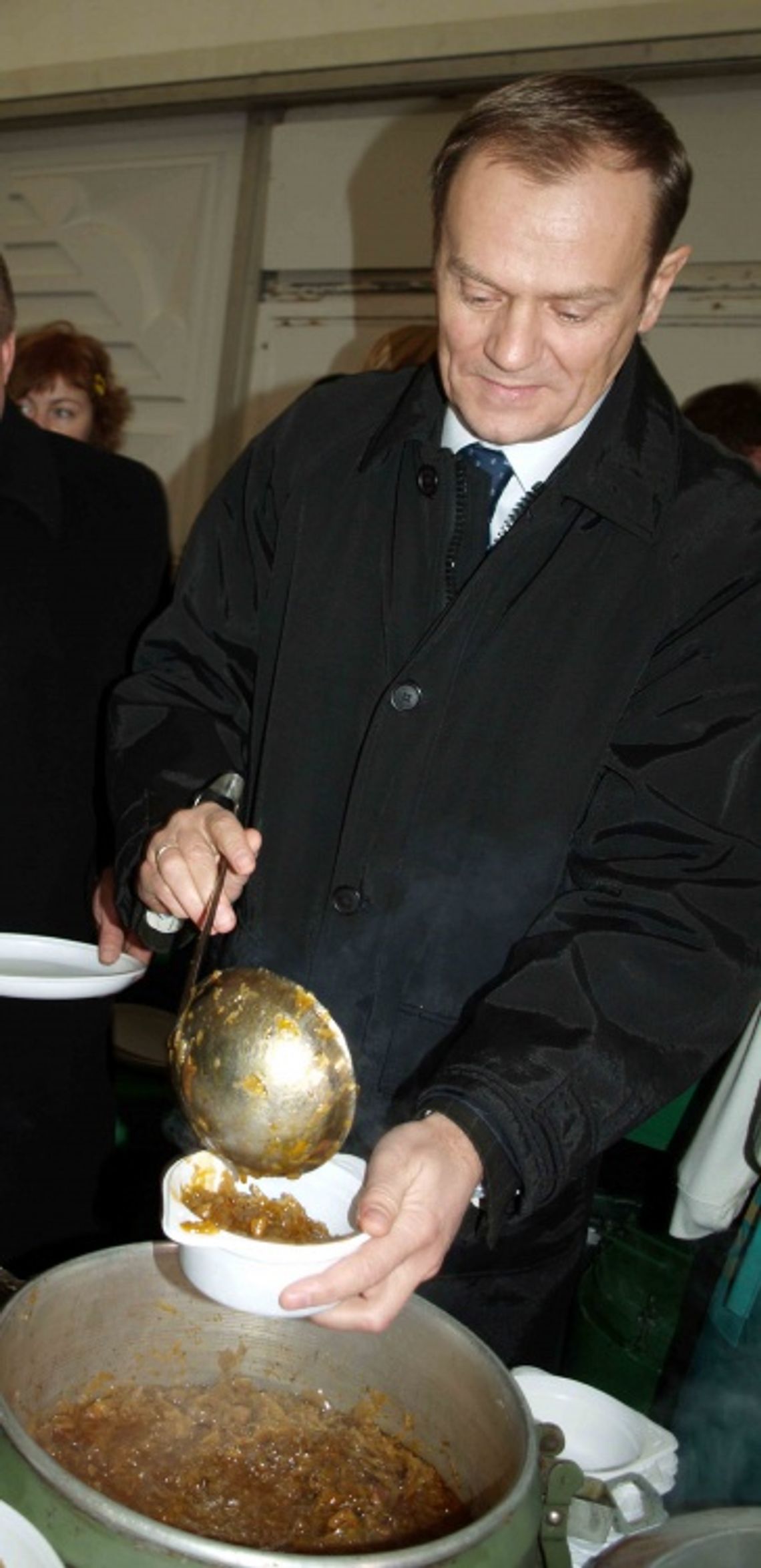 Premier Tusk pochyla się nad bezrobotnymi Premier Tusk pochyla się nad bezrobotnymi