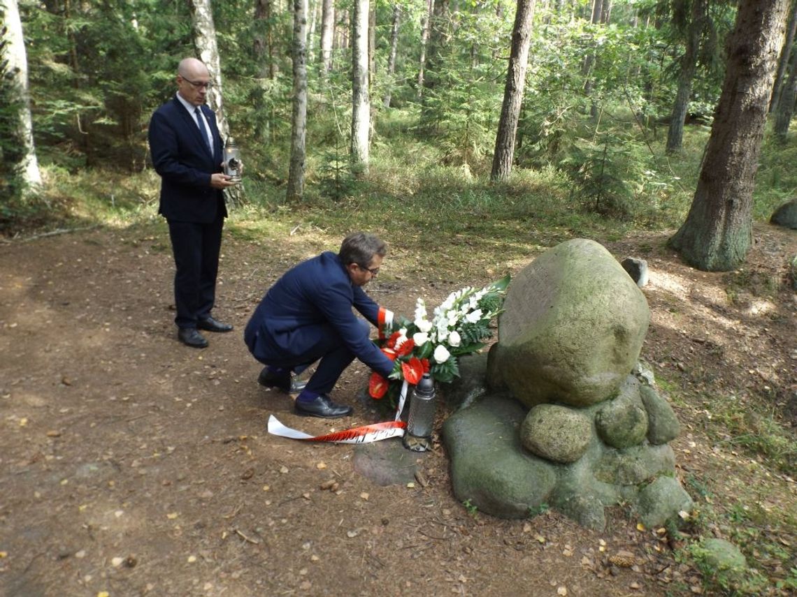 Prezes i Radny uczcili pamięć zamordowanych Polaków. Droga do Pomorskiego Katynia wykonana