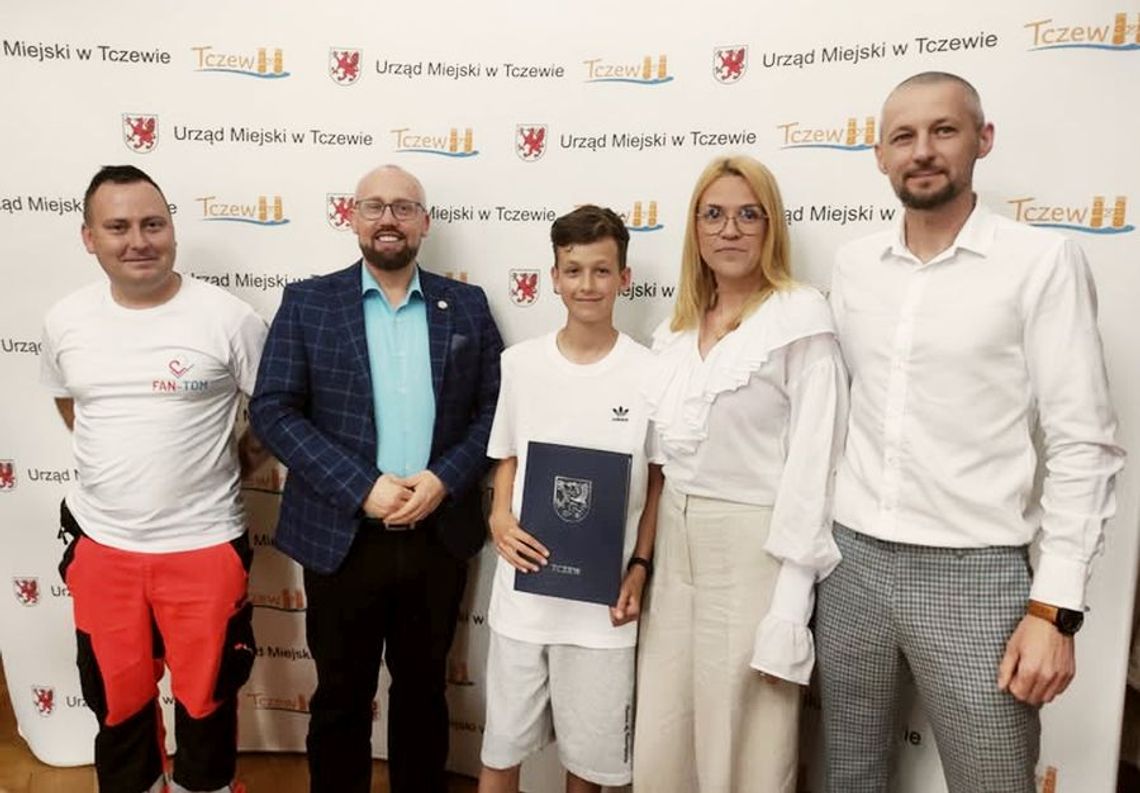 Prezydent Tczewa Łukasz Brządkowski wyróżnił Julka za obywatelską postawę. Chłopiec powiadomił o wypadku drogowym służby