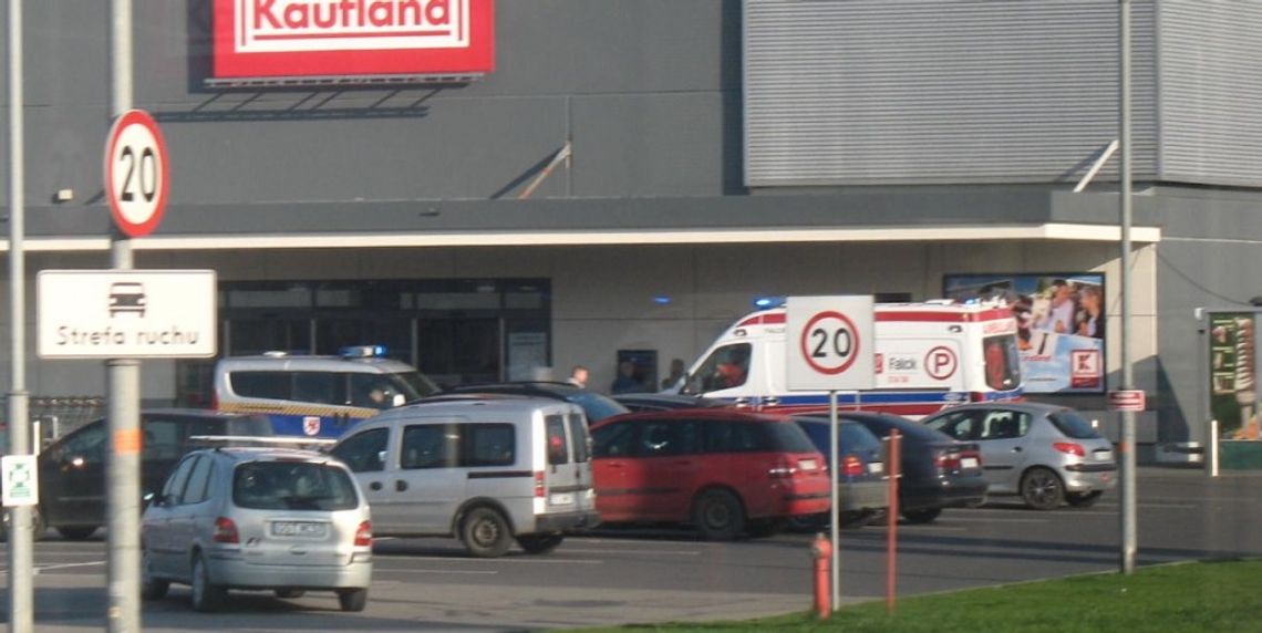 Próbował ukraść alkohol. Zabrała go karetka do szpitala.