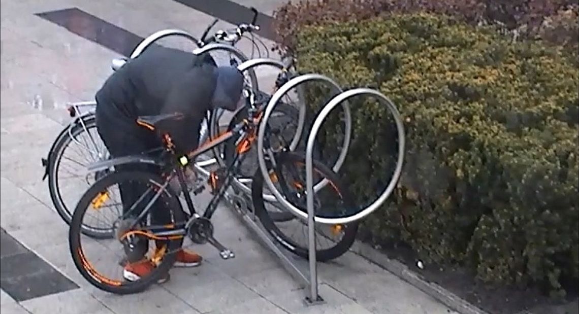 Próbował ukraść rower pod Galerią Bałtycką. Monitoring pomógł w szybkim zatrzymaniu.