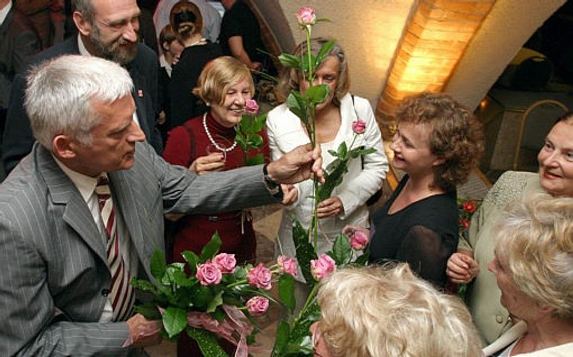 Prof. Buzek wraz z szefową „Strefy” Kamińską w Bachusie