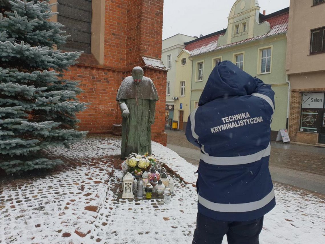 Profanacja figury Ojca Świętego Jana Pawła II. Policja zebrała ślady, sprawdzony zostanie monitoring 
