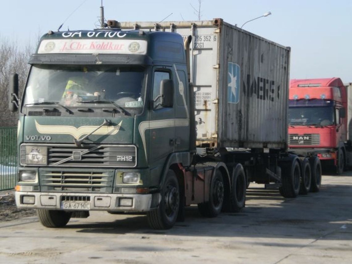 Protest mieszkańców. Piesi lądują w rowie... Czy wieś Czatkowy rozjadą TIR-y? Protest mieszkańców. Piesi lądują w rowie... Czy wieś Czatkowy rozjadą TIR-y?