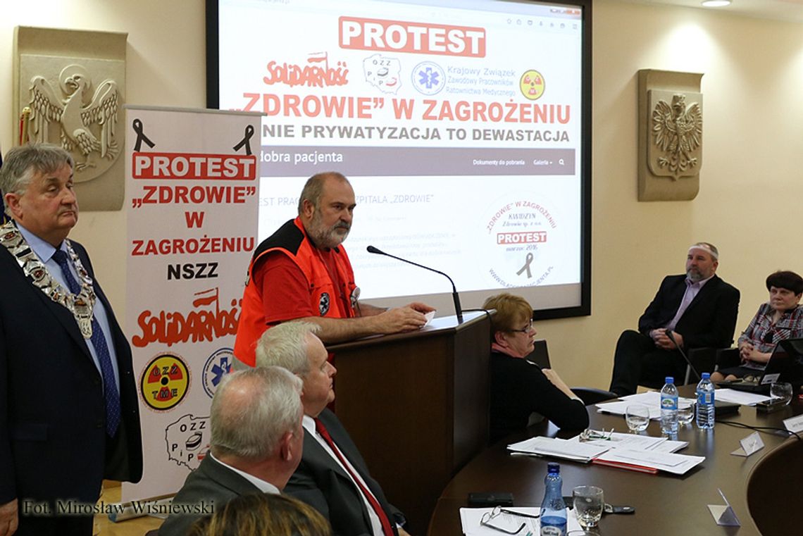 Protest pracowników szpitala - chcą podwyżek i wycofania się ze sprzedaży spółki Protest pracowników szpitala - chcą podwyżek i wycofania się ze sprzedaży spółki