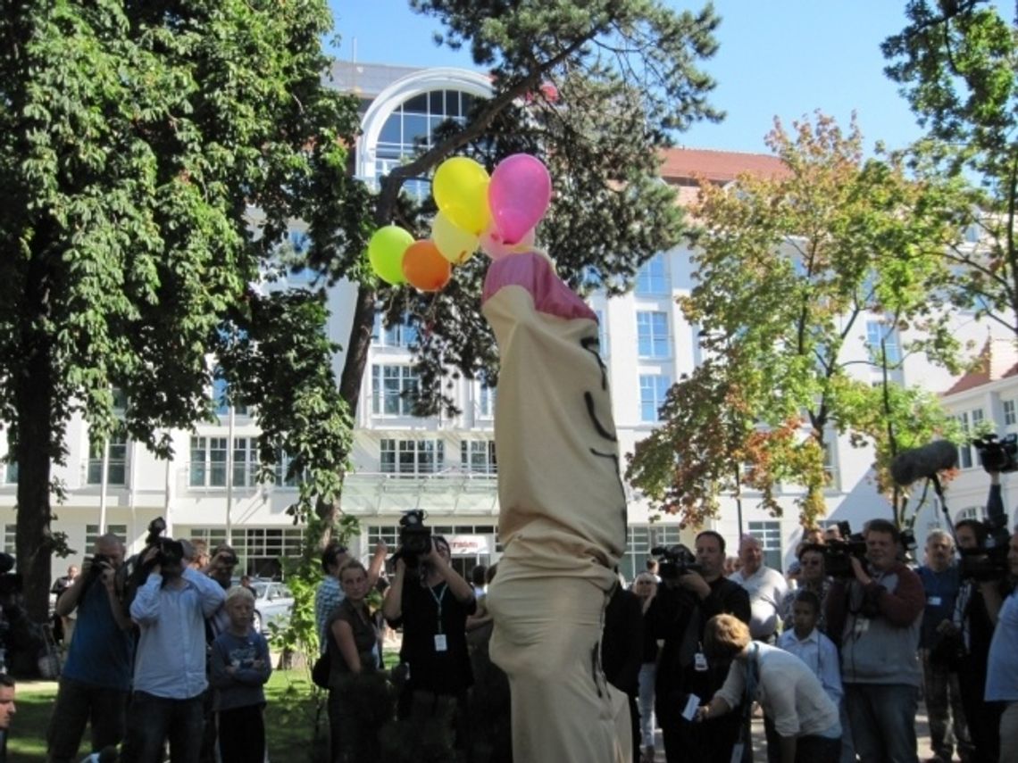 Protest wolnościowców w Sopocie. Wielki fallus z napisem "Putin" Protest wolnościowców w Sopocie. Wielki fallus z napisem "Putin"