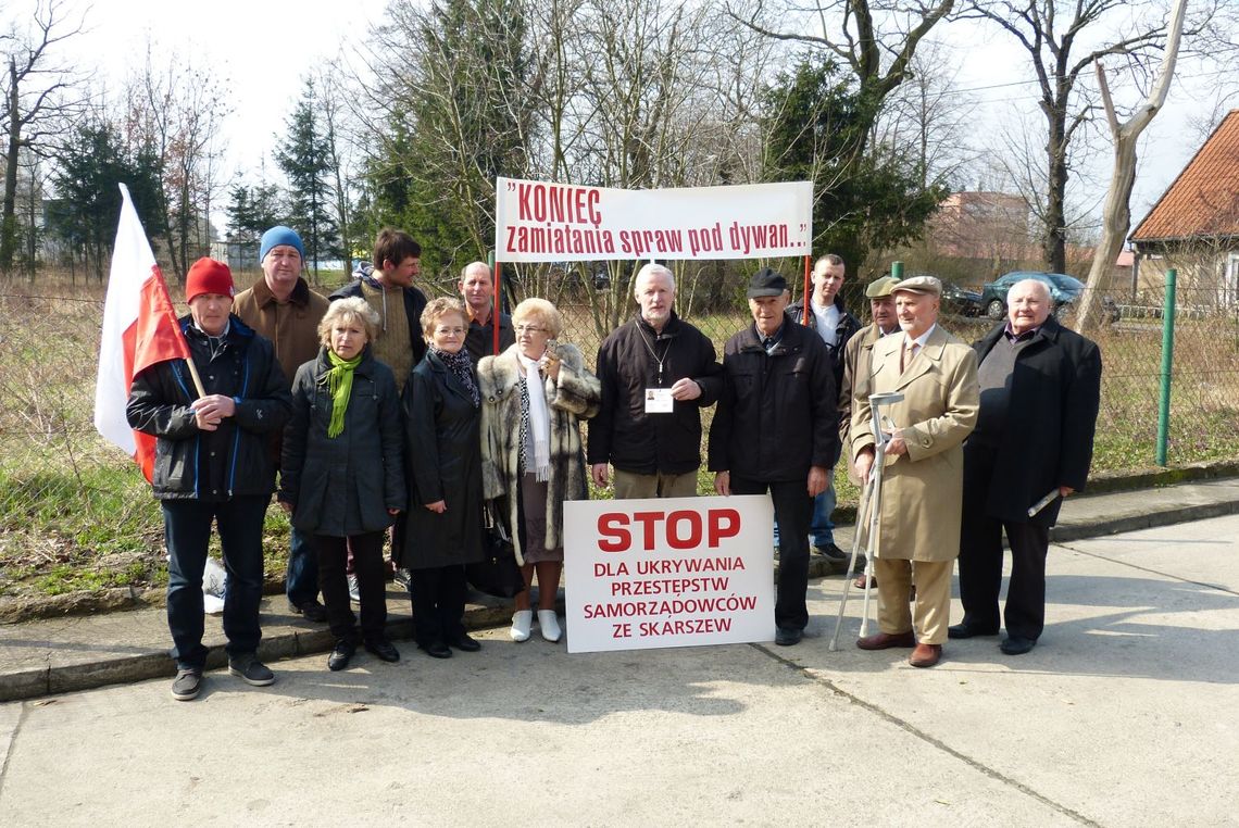 Protestowali przed prokuraturą przeciw umarzaniu śledztw