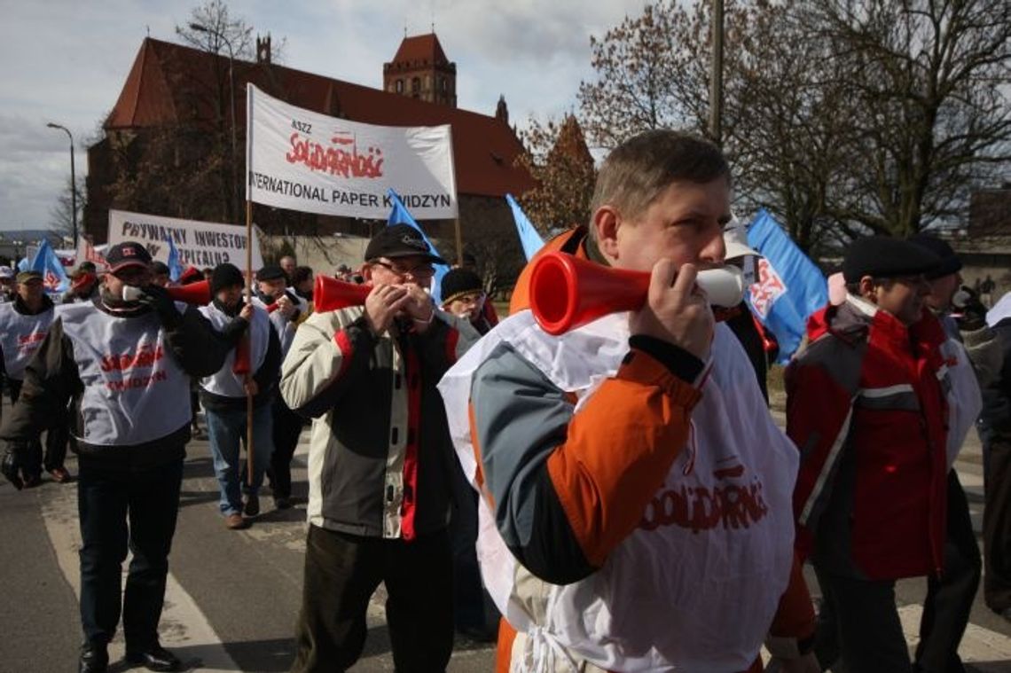 Protesty w obronie pracy. Kryzys na transparentach związkowców