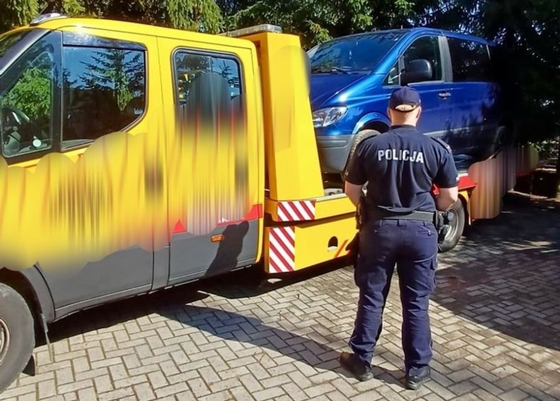 Prowadził pomimo sądowych zakazów. Jeden z policjantów rozpoznał mercedesa