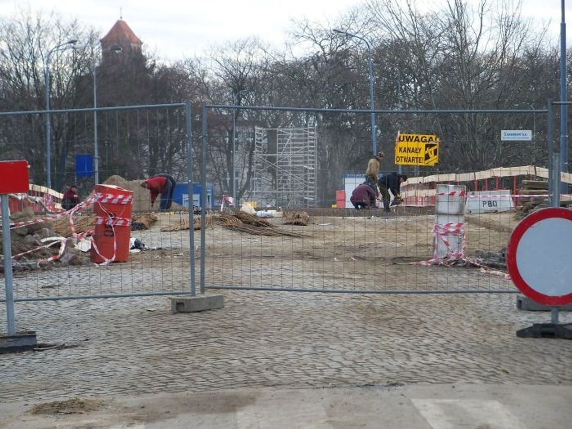 Przechodnie zamknięci w klatce