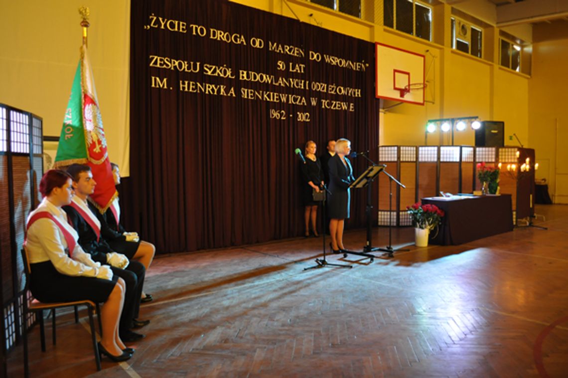 ”Przeciętny nauczyciel mówi. Dobry wyjaśnia. Znakomity nauczyciel daje przykład, ale ten wielki – inspiruje” ”Przeciętny nauczyciel mówi. Dobry wyjaśnia. Znakomity nauczyciel daje przykład, ale ten wielki – inspiruje”