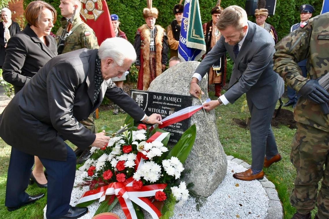 Przed Czerwonym Ogólniakiem posadzono dąb pamięci imienia kapitana Witolda Puppla
