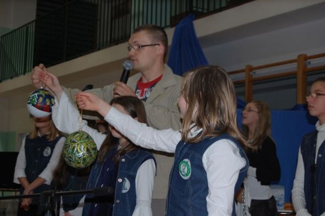 Przedświąteczne występy uczniów - licytacje z kolędami i... zjawy