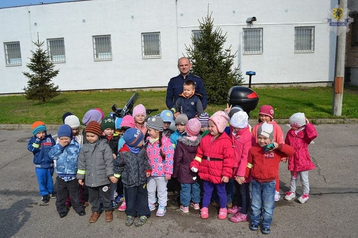 Przedszkolaki z wizytą u policjantów