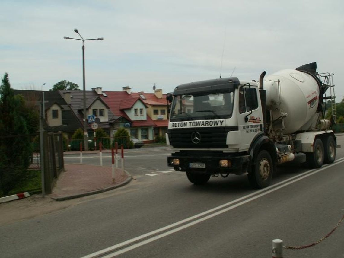 Przejazd ciężkich samochodów niszczy miasto. Będą pieniądze na obwodnicę Przejazd ciężkich samochodów niszczy miasto. Będą pieniądze na obwodnicę