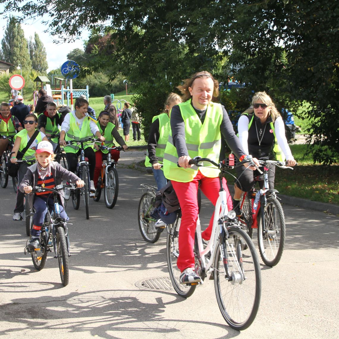 Przejazd rowerzystów. Utrudnienia w rejonie dworca, ul. Gdańskiej i ul. Aleja Solidarności. Przejazd rowerzystów. Utrudnienia w rejonie dworca, ul. Gdańskiej i ul. Aleja Solidarności.