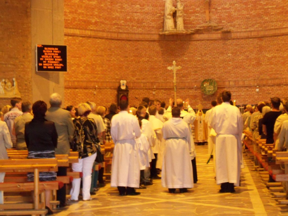 Przeklinają, piją i żebrzą w czasie mszy. Problem parafii Przeklinają, piją i żebrzą w czasie mszy. Problem parafii