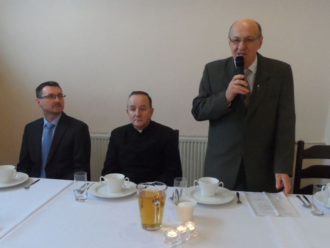 Przełamali się opłatkiem. Spotkanie wigilijne kombatantów Przełamali się opłatkiem. Spotkanie wigilijne kombatantów