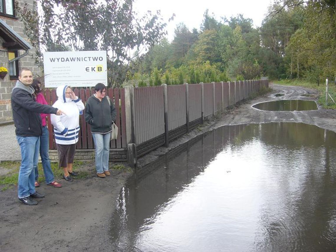 Przeprawa w kaloszach przez grzęzawisko Przeprawa w kaloszach przez grzęzawisko