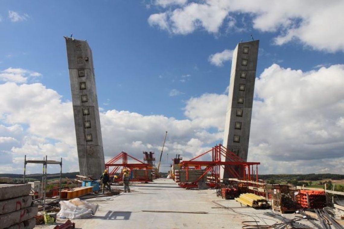 Przepychanka winnych opóźnień. Most na Wiśle nie będzie gotowy w terminie