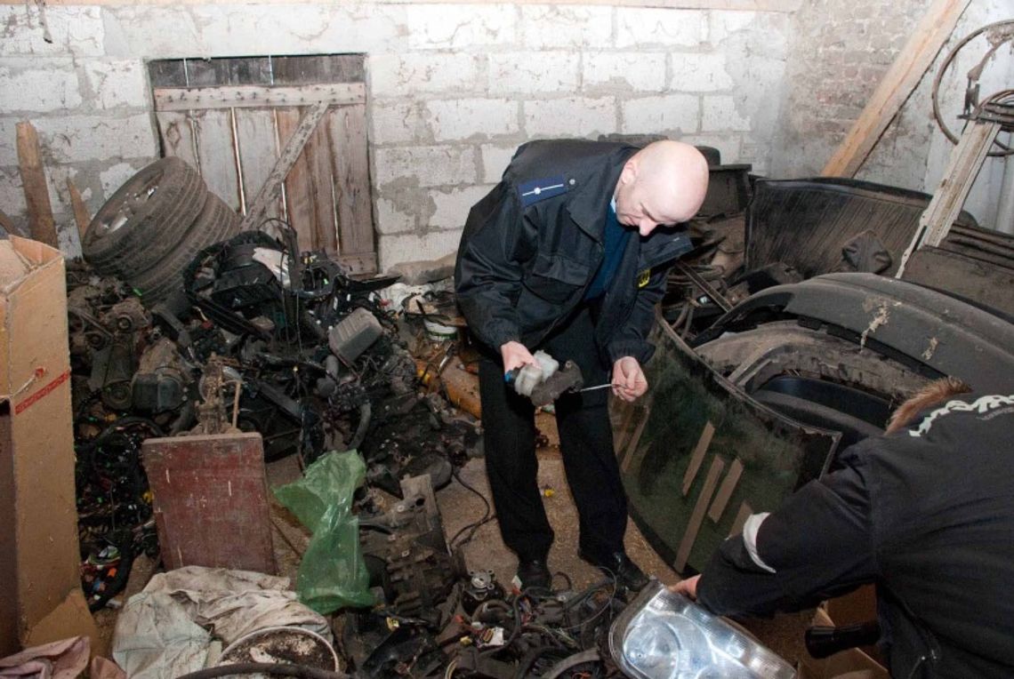 Przerabiali kradzione samochody Przerabiali kradzione samochody