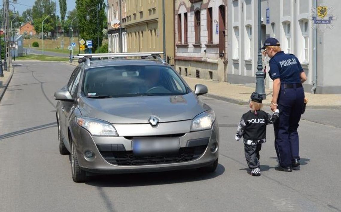 Przeszkolaki rozdawały kierowcom... lizaki. To był Dzień Dobrych Uczynków