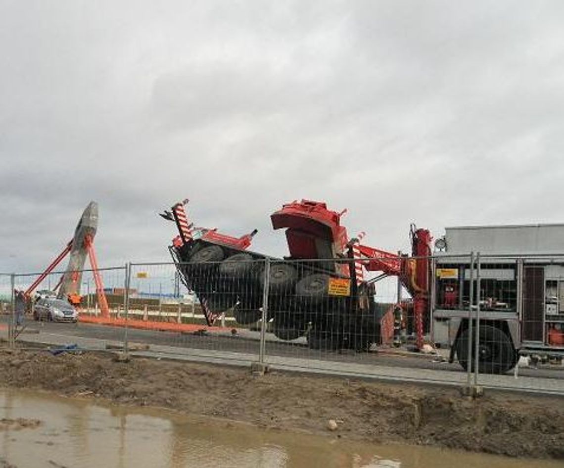 Przewrócił się 40-tonowy żuraw, ranny operator