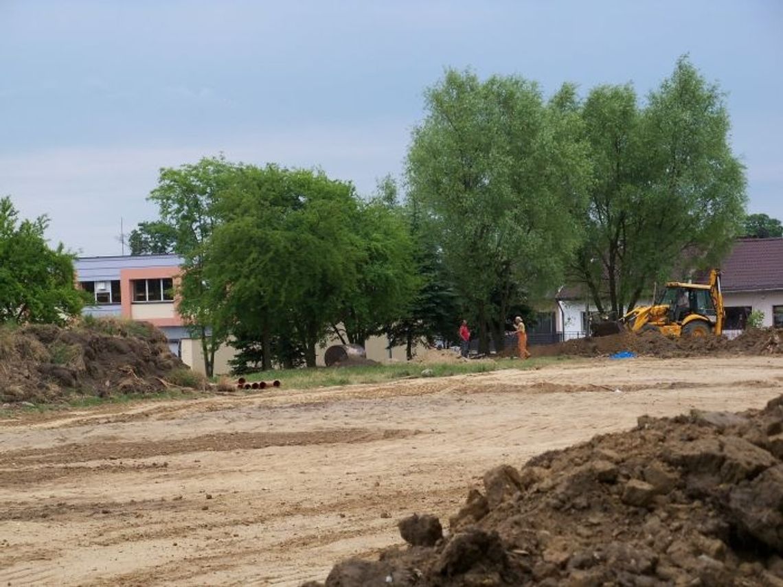 Przy „Dziesiątce” powstaje kolejny Orlik i boisko lekkoatletyczne Przy „Dziesiątce” powstaje kolejny Orlik i boisko lekkoatletyczne
