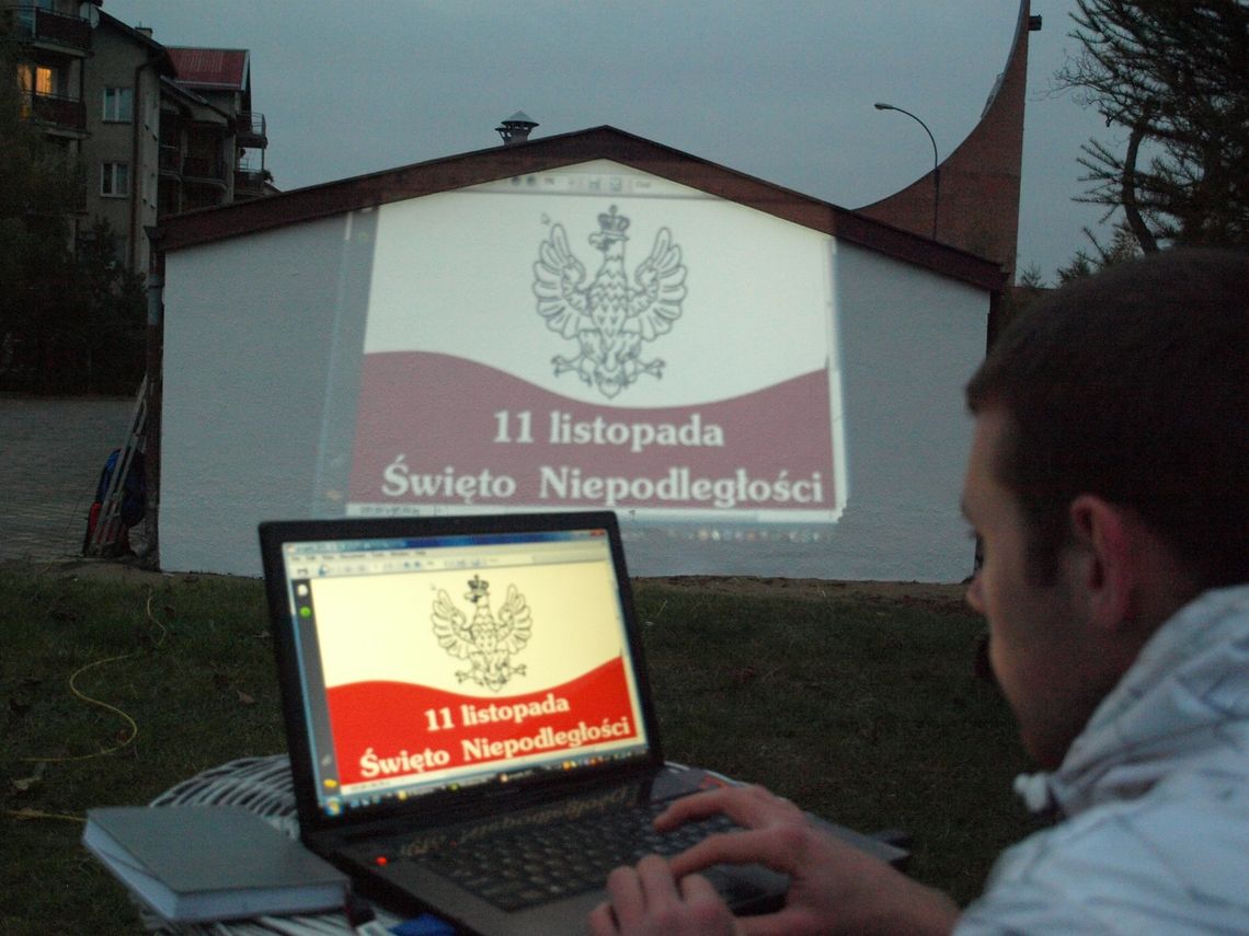 Przy ul. Rokickiej powstają patriotyczne murale Przy ul. Rokickiej powstają patriotyczne murale