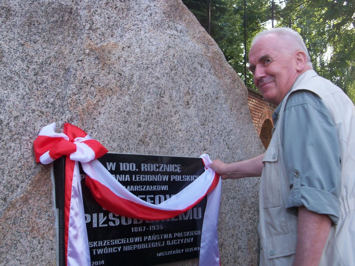 Przy Urzędzie odsłonięto obelisk dla wiekiego Polaka Przy Urzędzie odsłonięto obelisk dla wiekiego Polaka