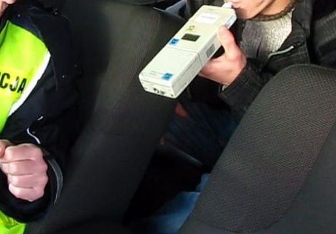 Przyjechał na policję, aby zbadać się alkomatem i... stracił prawko Przyjechał na policję, aby zbadać się alkomatem i... stracił prawko