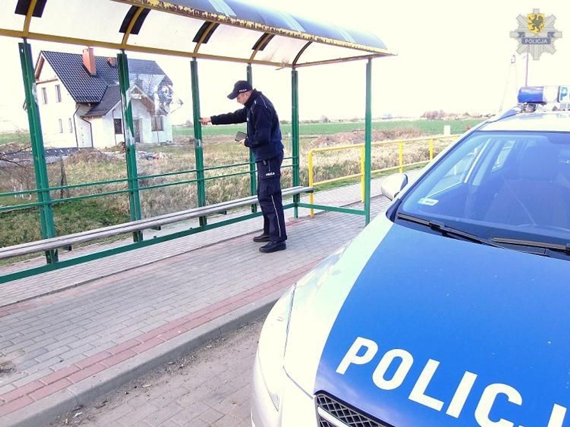 Przystanek zniszczony przez wandali Przystanek zniszczony przez wandali