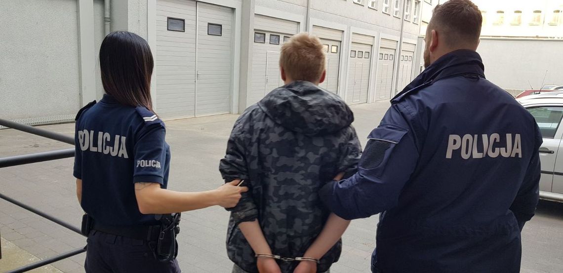 Przyszedł na osiemnastkę. Okradł mamę solenizanta. Przyszedł na osiemnastkę. Okradł mamę solenizanta.